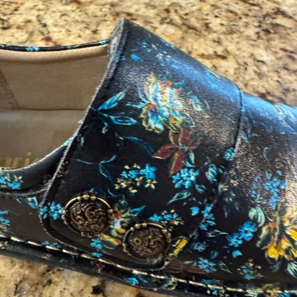 Algeria Women’s Shoes Deliah Size 38 EUC Black With Blue Floral Velcro strap - Picture 5 of 8